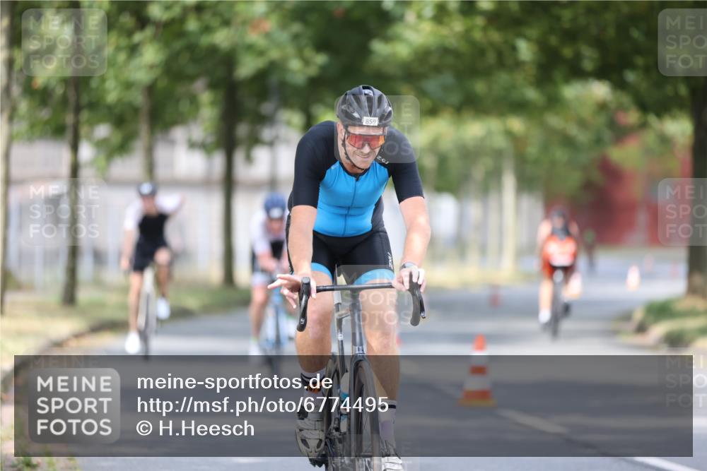 11.08.2024 - GEWOBA Citytriathlon Bremen H.Heesch http://msf.ph/oto/6774495 11.08.2024 11:41:47 Radfahren 758, 786, 859, 905, 965, 1020 meine-sportfotos.de