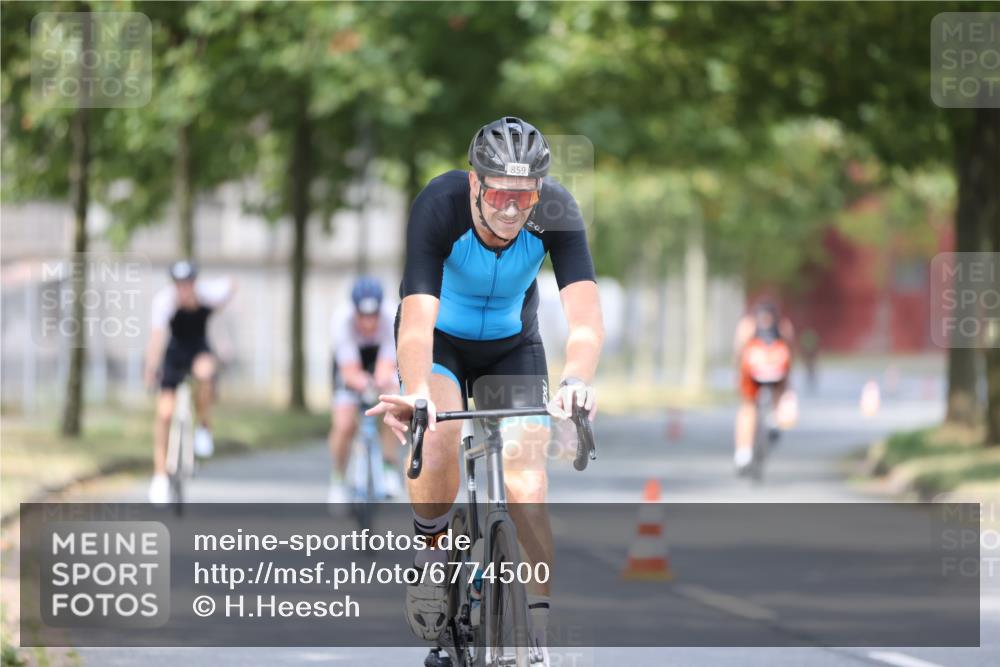 11.08.2024 - GEWOBA Citytriathlon Bremen H.Heesch http://msf.ph/oto/6774500 11.08.2024 11:41:47 Radfahren 758, 786, 859, 905, 965, 1020 meine-sportfotos.de
