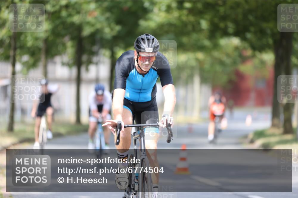 11.08.2024 - GEWOBA Citytriathlon Bremen H.Heesch http://msf.ph/oto/6774504 11.08.2024 11:41:47 Radfahren 758, 786, 859, 905, 965, 1020 meine-sportfotos.de