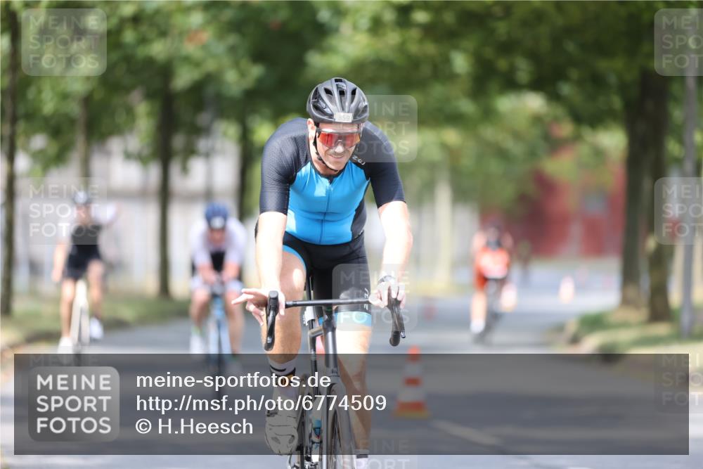 11.08.2024 - GEWOBA Citytriathlon Bremen H.Heesch http://msf.ph/oto/6774509 11.08.2024 11:41:47 Radfahren 758, 786, 859, 905, 965, 1020 meine-sportfotos.de