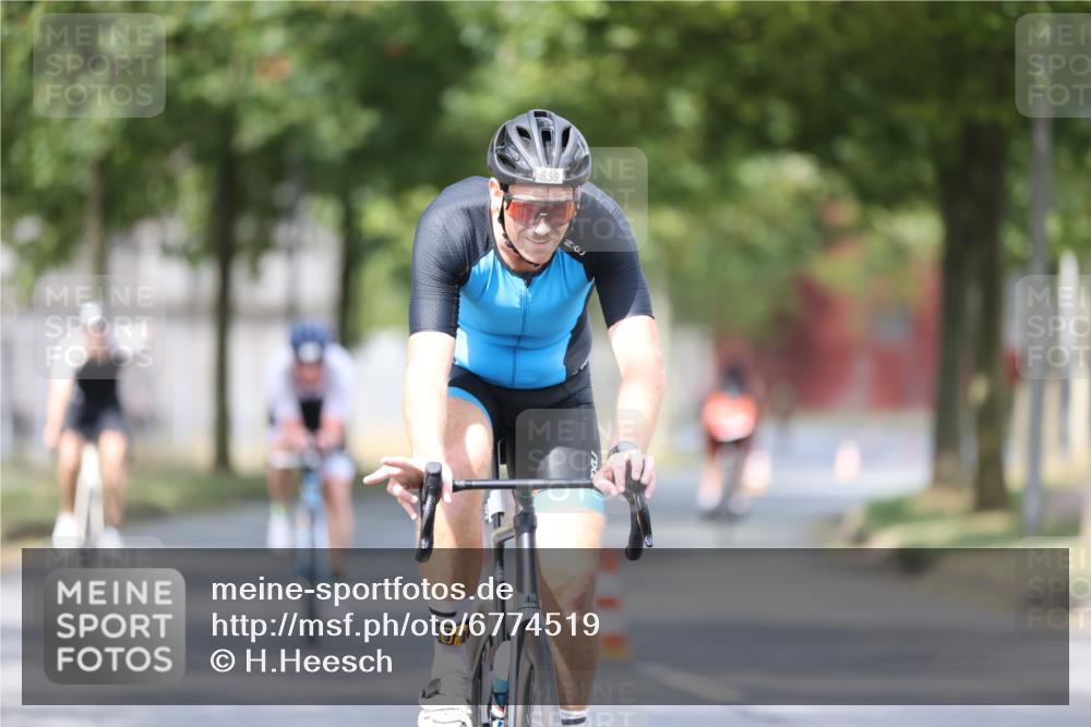 11.08.2024 - GEWOBA Citytriathlon Bremen H.Heesch http://msf.ph/oto/6774519 11.08.2024 11:41:47 Radfahren 758, 786, 859, 905, 965, 1020 meine-sportfotos.de