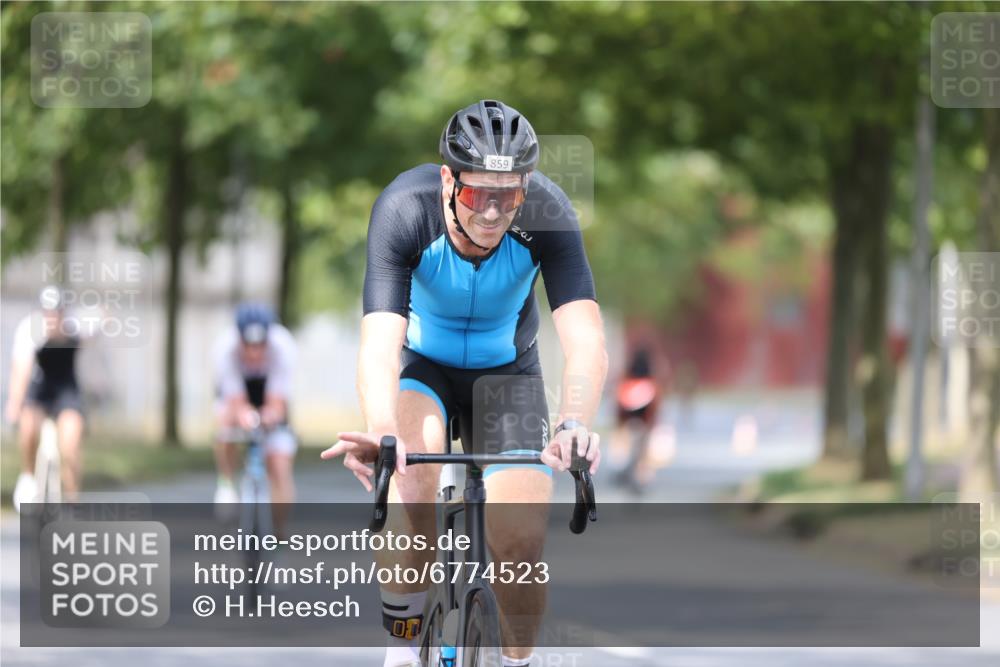 11.08.2024 - GEWOBA Citytriathlon Bremen H.Heesch http://msf.ph/oto/6774523 11.08.2024 11:41:47 Radfahren 758, 786, 859, 905, 965, 1020 meine-sportfotos.de