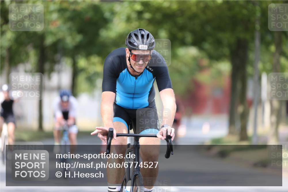 11.08.2024 - GEWOBA Citytriathlon Bremen H.Heesch http://msf.ph/oto/6774527 11.08.2024 11:41:47 Radfahren 758, 786, 859, 905, 965, 1020 meine-sportfotos.de