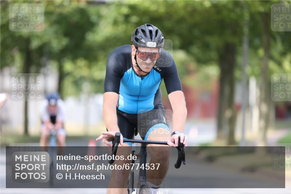 11.08.2024 - GEWOBA Citytriathlon Bremen H.Heesch http://msf.ph/oto/6774537 11.08.2024 11:41:47 Radfahren 758, 786, 859, 905, 965, 1020 meine-sportfotos.de