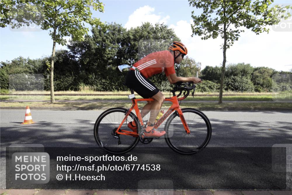 11.08.2024 - GEWOBA Citytriathlon Bremen H.Heesch http://msf.ph/oto/6774538 11.08.2024 10:16:09 Radfahren 63, 72 meine-sportfotos.de