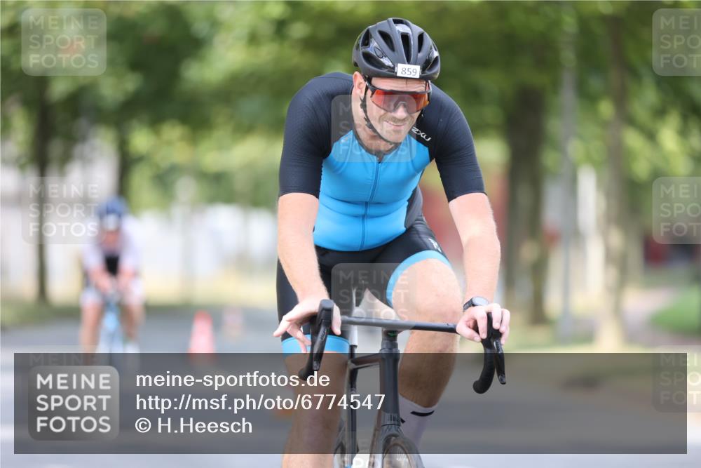 11.08.2024 - GEWOBA Citytriathlon Bremen H.Heesch http://msf.ph/oto/6774547 11.08.2024 11:41:48 Radfahren 758, 786, 859, 905, 965, 1020 meine-sportfotos.de