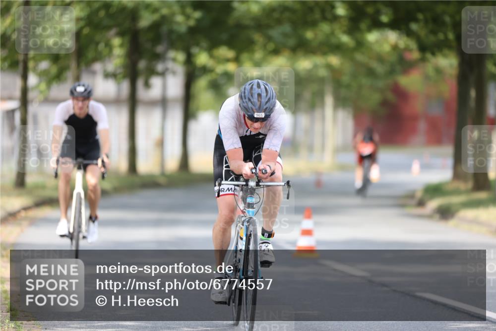 11.08.2024 - GEWOBA Citytriathlon Bremen H.Heesch http://msf.ph/oto/6774557 11.08.2024 11:41:49 Radfahren 758, 786, 859, 905, 965, 1020 meine-sportfotos.de