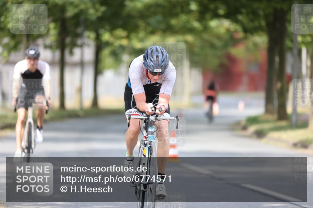 11.08.2024 - GEWOBA Citytriathlon Bremen H.Heesch http://msf.ph/oto/6774571 11.08.2024 11:41:49 Radfahren 758, 786, 859, 905, 965, 1020 meine-sportfotos.de