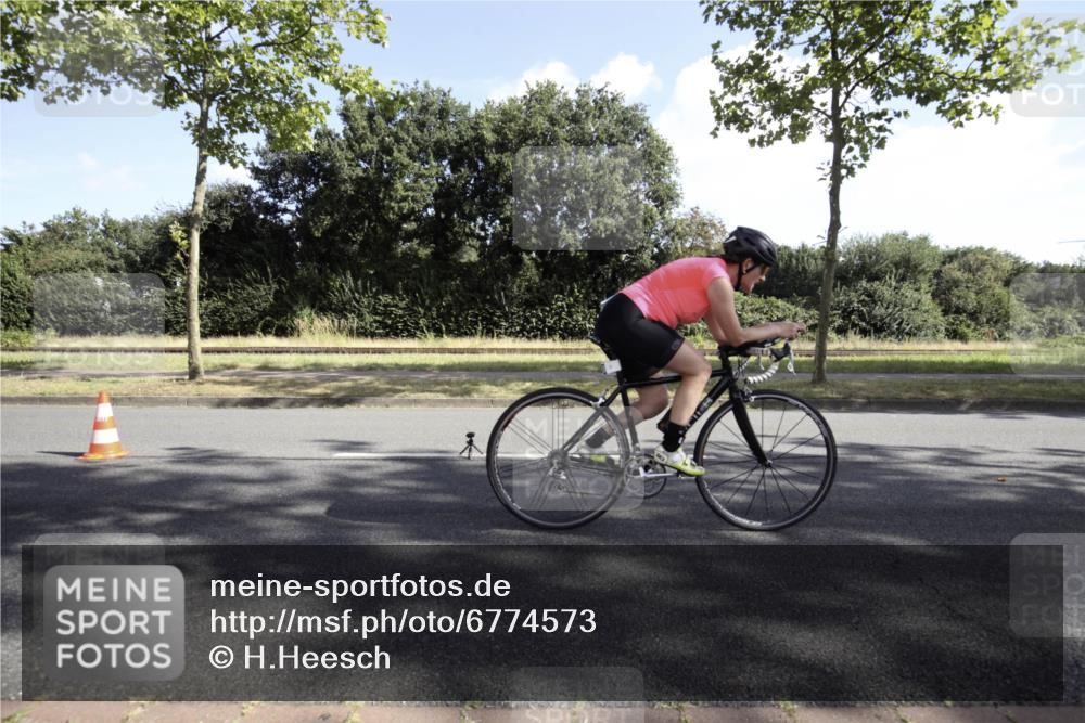 11.08.2024 - GEWOBA Citytriathlon Bremen H.Heesch http://msf.ph/oto/6774573 11.08.2024 10:19:39 Radfahren 3, 56, 59 meine-sportfotos.de