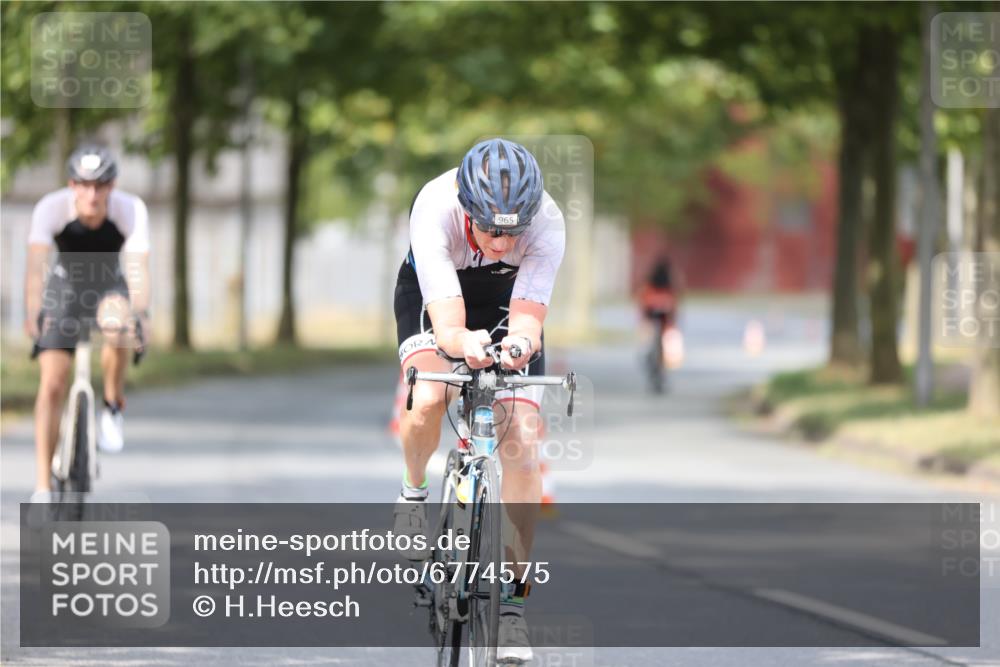 11.08.2024 - GEWOBA Citytriathlon Bremen H.Heesch http://msf.ph/oto/6774575 11.08.2024 11:41:49 Radfahren 758, 786, 859, 905, 965, 1020 meine-sportfotos.de
