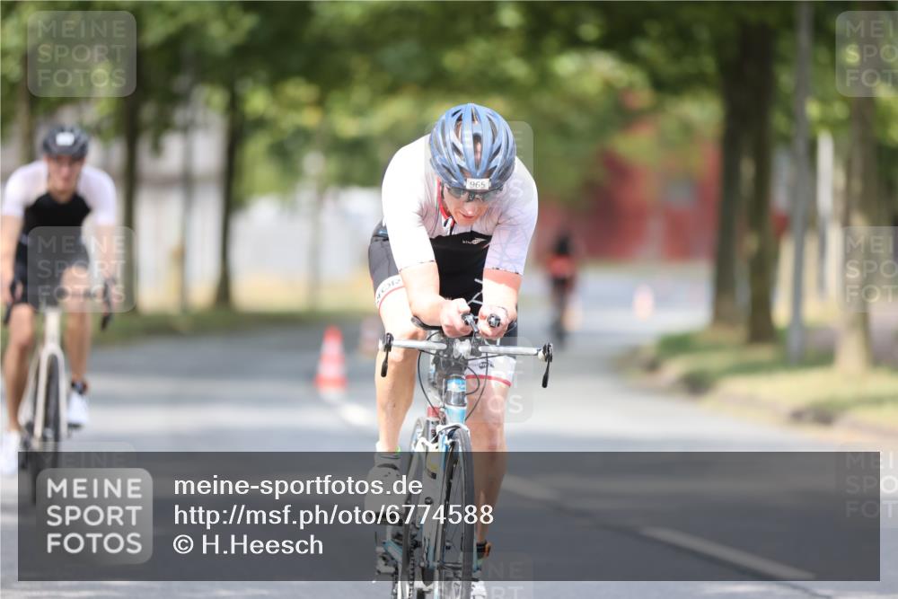 11.08.2024 - GEWOBA Citytriathlon Bremen H.Heesch http://msf.ph/oto/6774588 11.08.2024 11:41:49 Radfahren 758, 786, 859, 905, 965, 1020 meine-sportfotos.de