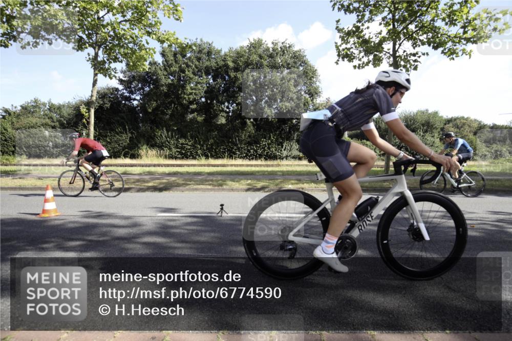 11.08.2024 - GEWOBA Citytriathlon Bremen H.Heesch http://msf.ph/oto/6774590 11.08.2024 10:20:09 Radfahren 43, 62, 95 meine-sportfotos.de