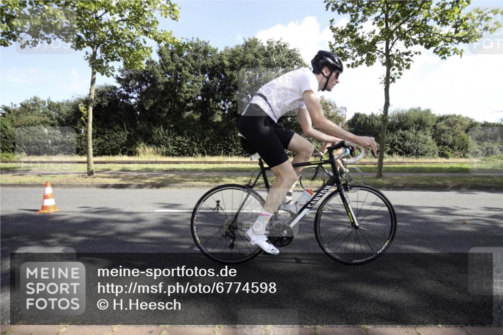 11.08.2024 - GEWOBA Citytriathlon Bremen H.Heesch http://msf.ph/oto/6774598 11.08.2024 10:20:51 Radfahren 4, 7, 11, 20, 45, 52, 58, 87, 92 meine-sportfotos.de