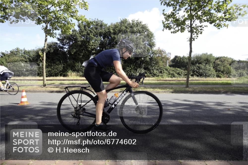 11.08.2024 - GEWOBA Citytriathlon Bremen H.Heesch http://msf.ph/oto/6774602 11.08.2024 10:20:57 Radfahren 4, 7, 11, 20, 45, 52, 58, 71, 87, 92 meine-sportfotos.de