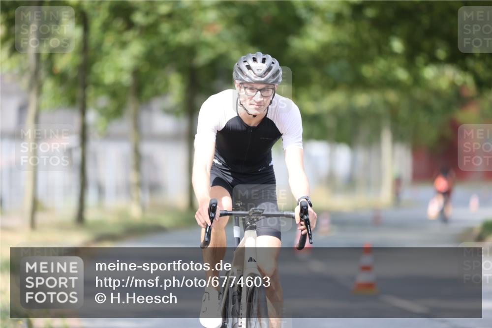 11.08.2024 - GEWOBA Citytriathlon Bremen H.Heesch http://msf.ph/oto/6774603 11.08.2024 11:41:50 Radfahren 758, 786, 859, 905, 965, 1020 meine-sportfotos.de