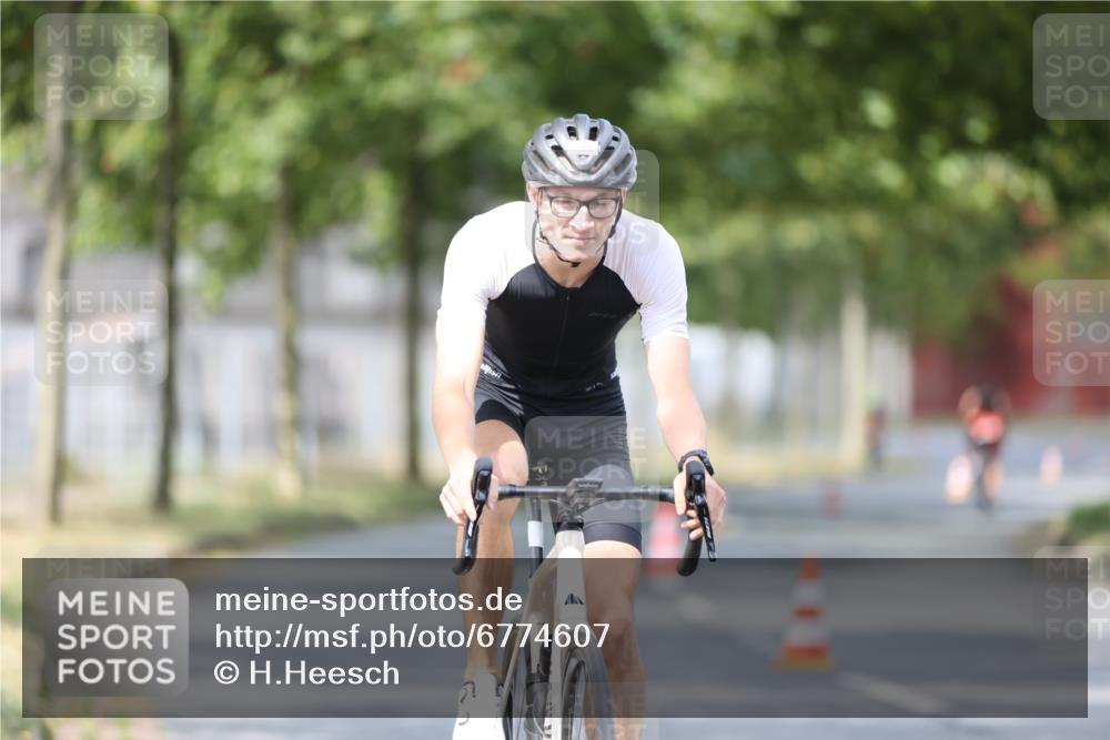 11.08.2024 - GEWOBA Citytriathlon Bremen H.Heesch http://msf.ph/oto/6774607 11.08.2024 11:41:50 Radfahren 758, 786, 859, 905, 965, 1020 meine-sportfotos.de