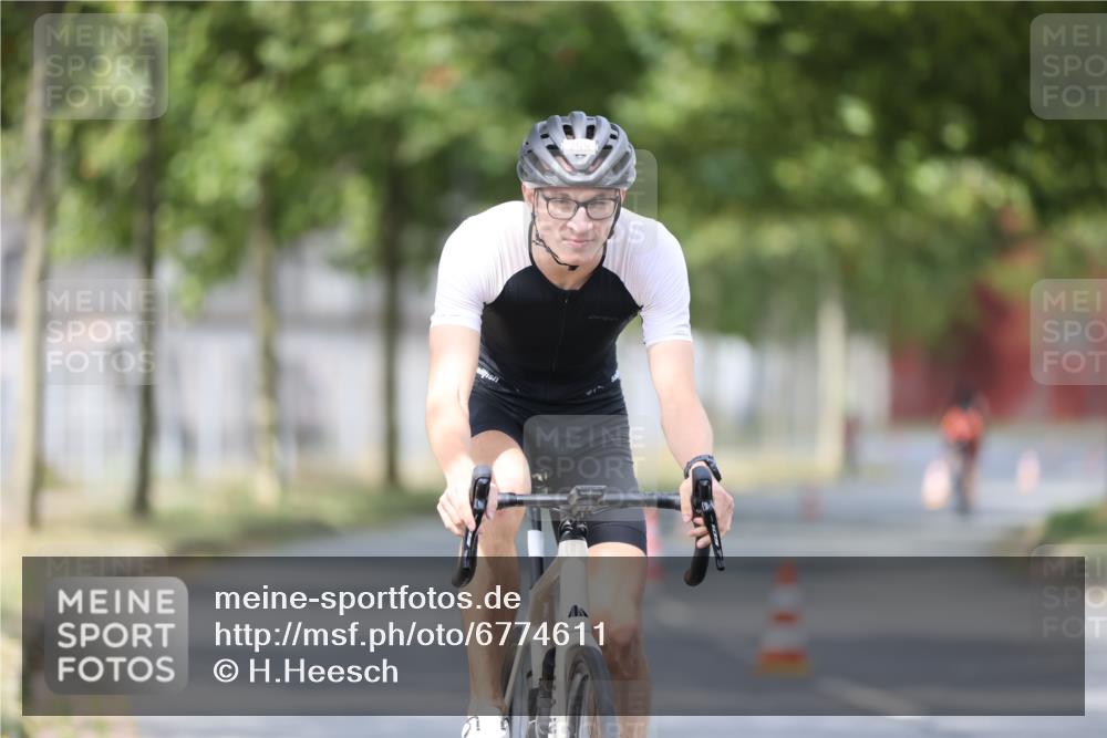 11.08.2024 - GEWOBA Citytriathlon Bremen H.Heesch http://msf.ph/oto/6774611 11.08.2024 11:41:50 Radfahren 758, 786, 859, 905, 965, 1020 meine-sportfotos.de