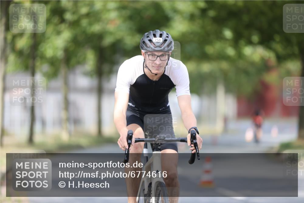 11.08.2024 - GEWOBA Citytriathlon Bremen H.Heesch http://msf.ph/oto/6774616 11.08.2024 11:41:50 Radfahren 758, 786, 859, 905, 965, 1020 meine-sportfotos.de