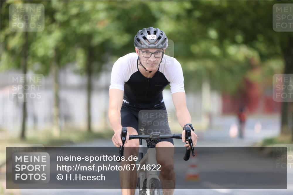 11.08.2024 - GEWOBA Citytriathlon Bremen H.Heesch http://msf.ph/oto/6774622 11.08.2024 11:41:50 Radfahren 758, 786, 859, 905, 965, 1020 meine-sportfotos.de