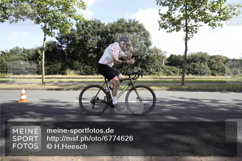 11.08.2024 - GEWOBA Citytriathlon Bremen H.Heesch http://msf.ph/oto/6774626 11.08.2024 10:21:33 Radfahren 27, 42, 69, 77, 78, 99, 110 meine-sportfotos.de