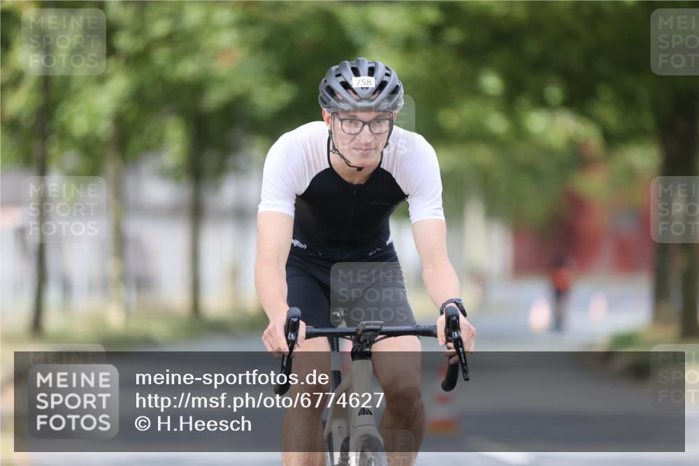 11.08.2024 - GEWOBA Citytriathlon Bremen H.Heesch http://msf.ph/oto/6774627 11.08.2024 11:41:50 Radfahren 758, 786, 859, 905, 965, 1020 meine-sportfotos.de