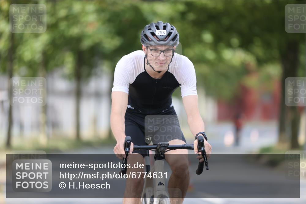 11.08.2024 - GEWOBA Citytriathlon Bremen H.Heesch http://msf.ph/oto/6774631 11.08.2024 11:41:50 Radfahren 758, 786, 859, 905, 965, 1020 meine-sportfotos.de