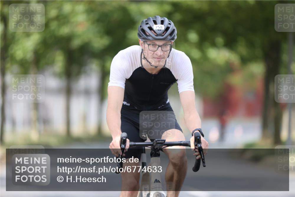 11.08.2024 - GEWOBA Citytriathlon Bremen H.Heesch http://msf.ph/oto/6774633 11.08.2024 11:41:50 Radfahren 758, 786, 859, 905, 965, 1020 meine-sportfotos.de
