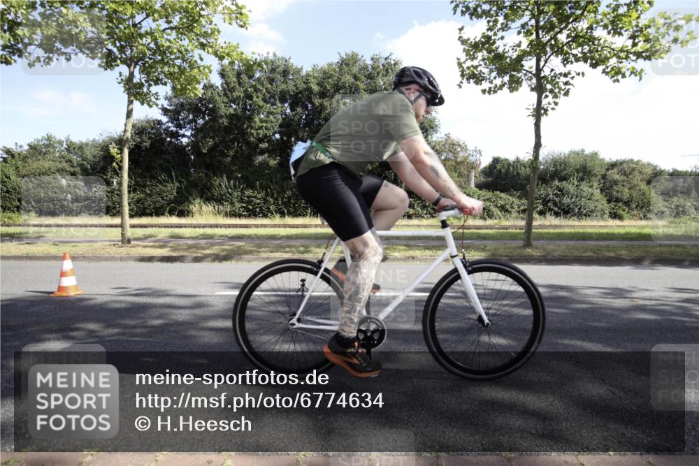 11.08.2024 - GEWOBA Citytriathlon Bremen H.Heesch http://msf.ph/oto/6774634 11.08.2024 10:21:45 Radfahren 27, 29, 42, 69, 77, 98, 106, 109, 110 meine-sportfotos.de