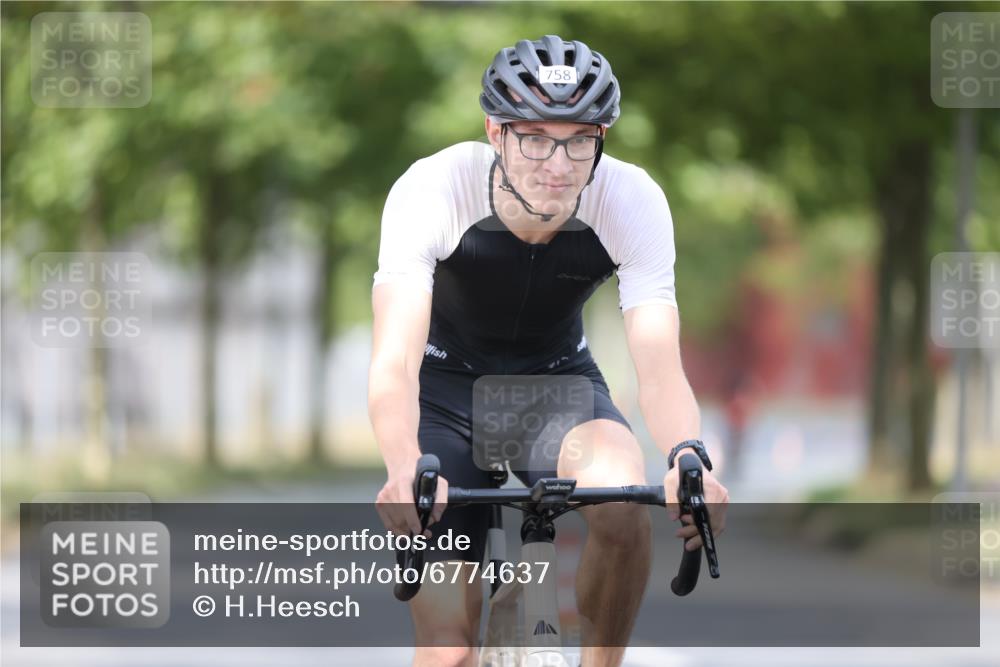 11.08.2024 - GEWOBA Citytriathlon Bremen H.Heesch http://msf.ph/oto/6774637 11.08.2024 11:41:50 Radfahren 758, 786, 859, 905, 965, 1020 meine-sportfotos.de