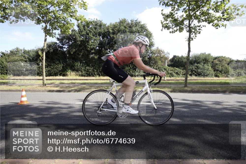 11.08.2024 - GEWOBA Citytriathlon Bremen H.Heesch http://msf.ph/oto/6774639 11.08.2024 10:21:47 Radfahren 27, 29, 42, 69, 77, 98, 106, 109, 110 meine-sportfotos.de