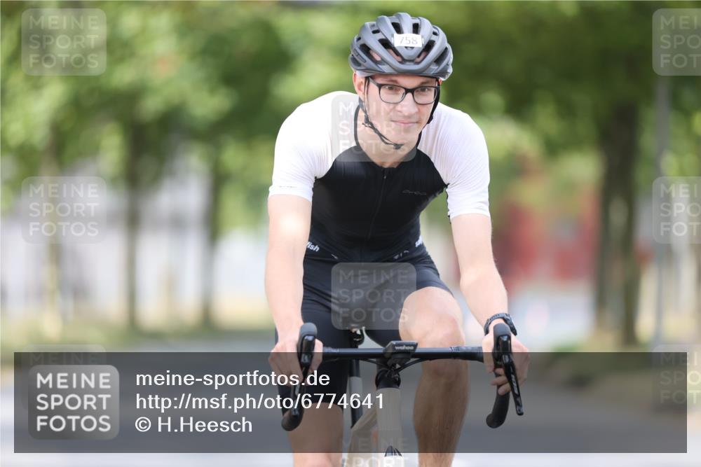 11.08.2024 - GEWOBA Citytriathlon Bremen H.Heesch http://msf.ph/oto/6774641 11.08.2024 11:41:50 Radfahren 758, 786, 859, 905, 965, 1020 meine-sportfotos.de
