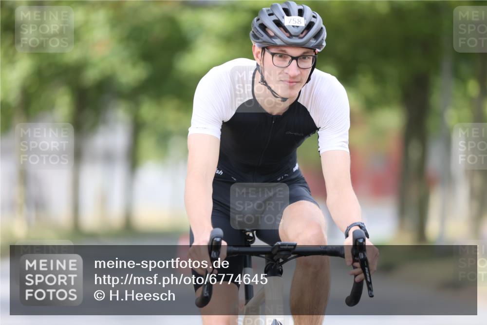 11.08.2024 - GEWOBA Citytriathlon Bremen H.Heesch http://msf.ph/oto/6774645 11.08.2024 11:41:51 Radfahren 758, 786, 859, 905, 965, 1020 meine-sportfotos.de
