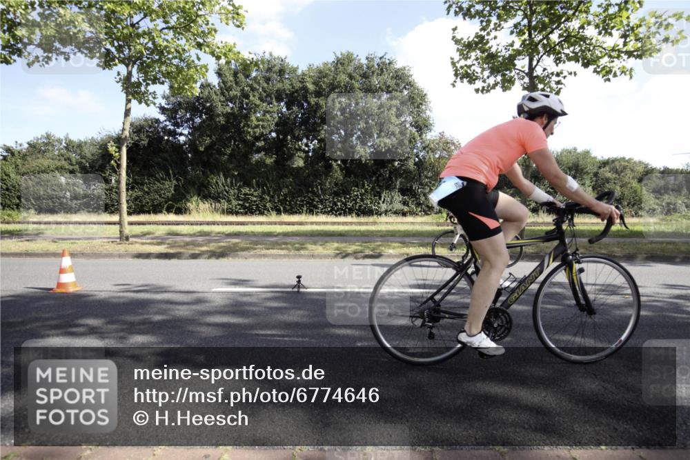 11.08.2024 - GEWOBA Citytriathlon Bremen H.Heesch http://msf.ph/oto/6774646 11.08.2024 10:21:59 Radfahren 29, 64, 98, 106, 109 meine-sportfotos.de