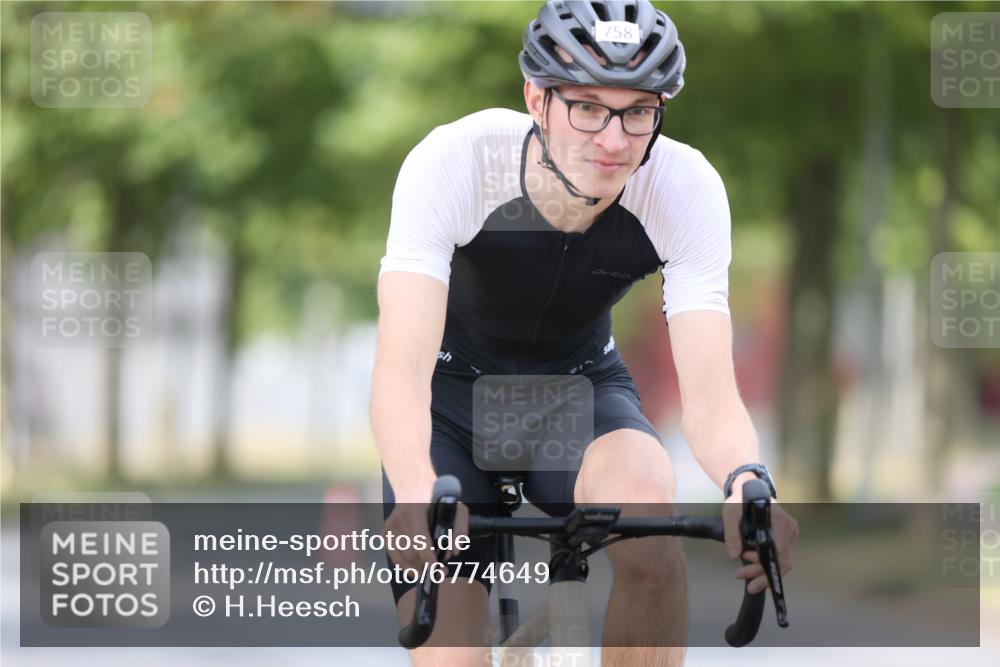 11.08.2024 - GEWOBA Citytriathlon Bremen H.Heesch http://msf.ph/oto/6774649 11.08.2024 11:41:51 Radfahren 758, 786, 859, 905, 965, 1020 meine-sportfotos.de