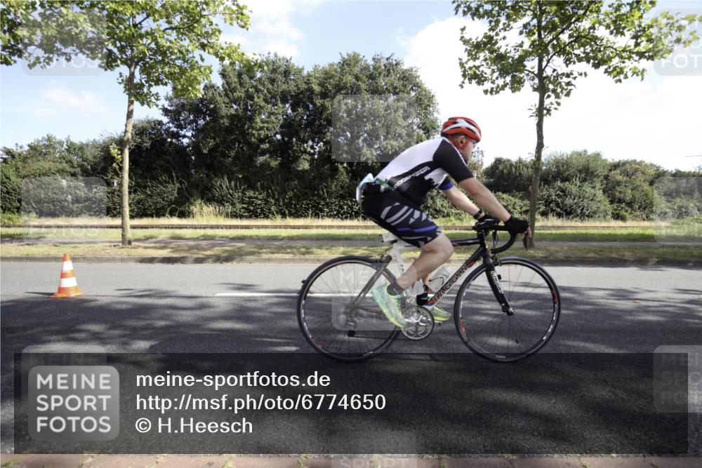 11.08.2024 - GEWOBA Citytriathlon Bremen H.Heesch http://msf.ph/oto/6774650 11.08.2024 10:22:03 Radfahren 64, 98, 109 meine-sportfotos.de