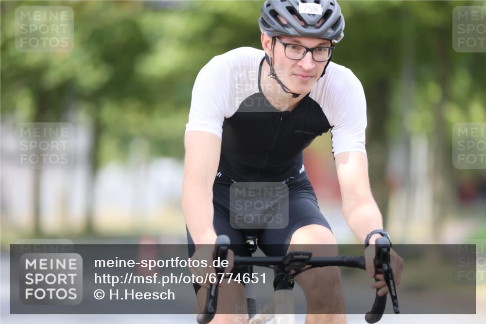 11.08.2024 - GEWOBA Citytriathlon Bremen H.Heesch http://msf.ph/oto/6774651 11.08.2024 11:41:51 Radfahren 758, 786, 859, 905, 965, 1020 meine-sportfotos.de