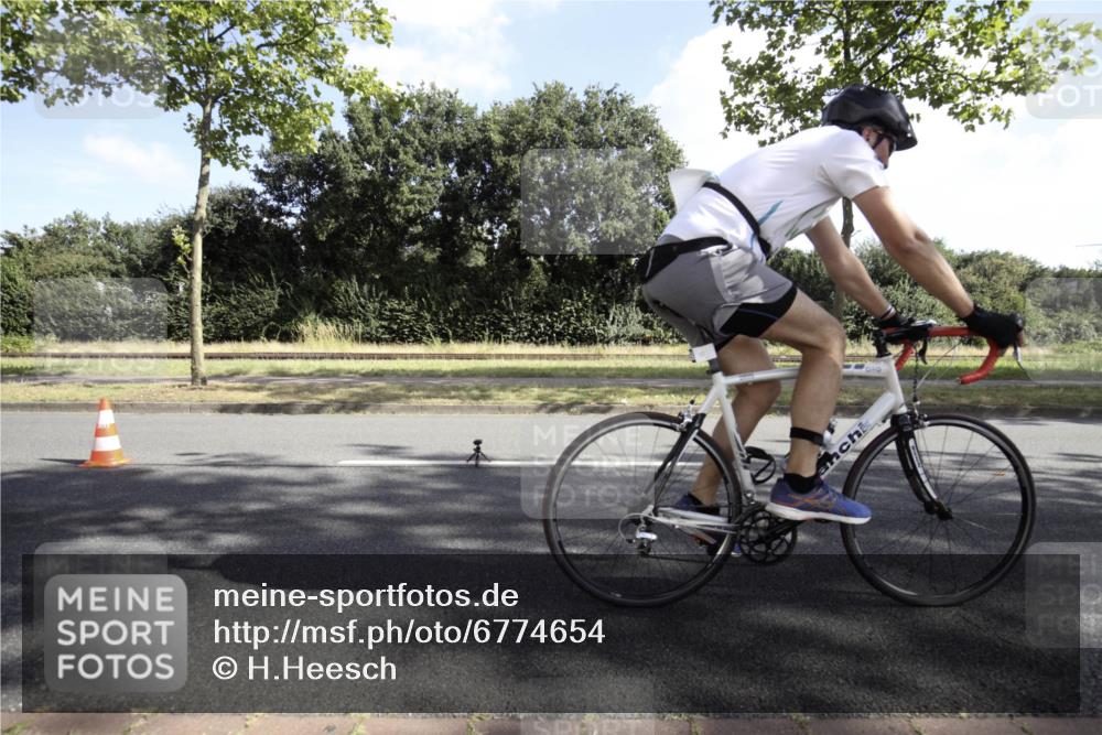 11.08.2024 - GEWOBA Citytriathlon Bremen H.Heesch http://msf.ph/oto/6774654 11.08.2024 10:22:27 Radfahren 22, 55, 108 meine-sportfotos.de