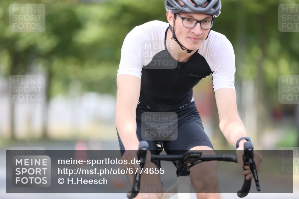11.08.2024 - GEWOBA Citytriathlon Bremen H.Heesch http://msf.ph/oto/6774655 11.08.2024 11:41:51 Radfahren 758, 786, 859, 905, 965, 1020 meine-sportfotos.de