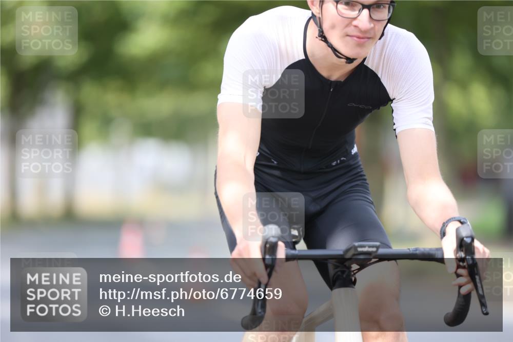 11.08.2024 - GEWOBA Citytriathlon Bremen H.Heesch http://msf.ph/oto/6774659 11.08.2024 11:41:51 Radfahren 758, 786, 859, 905, 965, 1020 meine-sportfotos.de