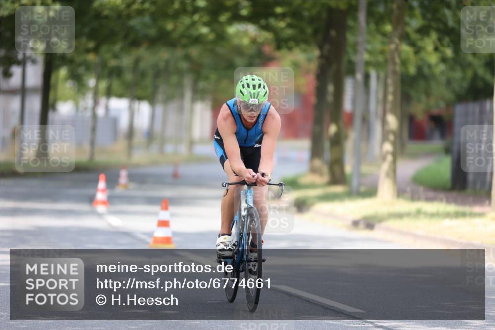 11.08.2024 - GEWOBA Citytriathlon Bremen H.Heesch http://msf.ph/oto/6774661 11.08.2024 11:41:59 Radfahren 758, 905, 965 meine-sportfotos.de