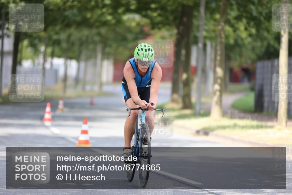 11.08.2024 - GEWOBA Citytriathlon Bremen H.Heesch http://msf.ph/oto/6774665 11.08.2024 11:41:59 Radfahren 758, 905, 965 meine-sportfotos.de