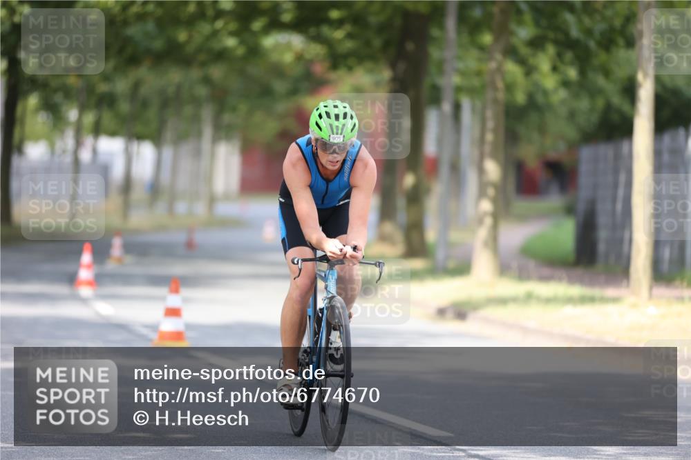 11.08.2024 - GEWOBA Citytriathlon Bremen H.Heesch http://msf.ph/oto/6774670 11.08.2024 11:41:59 Radfahren 758, 905, 965 meine-sportfotos.de
