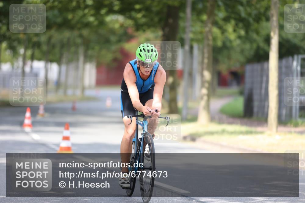 11.08.2024 - GEWOBA Citytriathlon Bremen H.Heesch http://msf.ph/oto/6774673 11.08.2024 11:41:59 Radfahren 758, 905, 965 meine-sportfotos.de