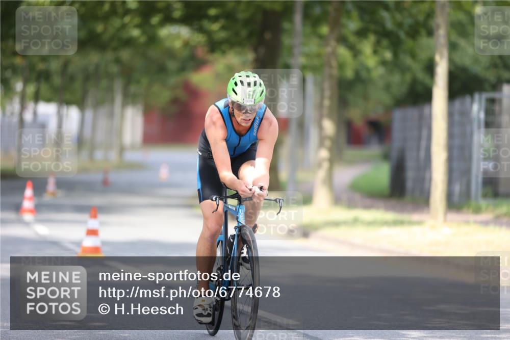 11.08.2024 - GEWOBA Citytriathlon Bremen H.Heesch http://msf.ph/oto/6774678 11.08.2024 11:41:59 Radfahren 758, 905, 965 meine-sportfotos.de