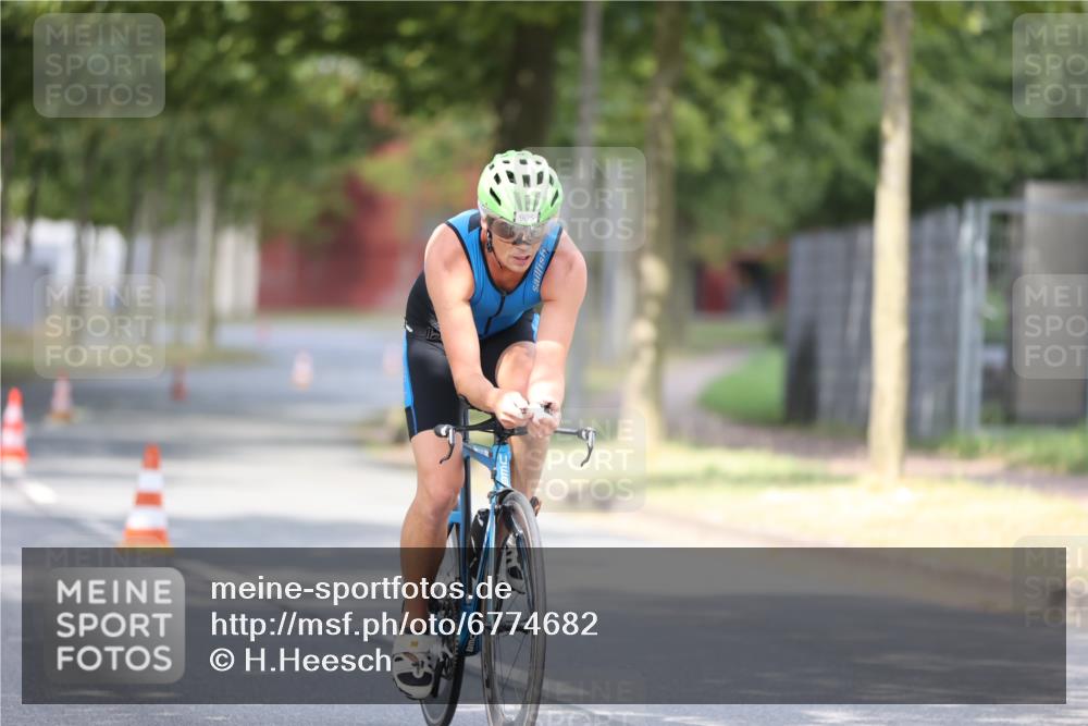 11.08.2024 - GEWOBA Citytriathlon Bremen H.Heesch http://msf.ph/oto/6774682 11.08.2024 11:41:59 Radfahren 758, 905, 965 meine-sportfotos.de