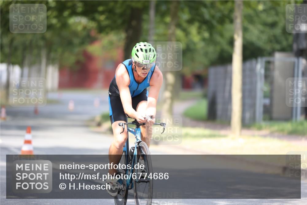 11.08.2024 - GEWOBA Citytriathlon Bremen H.Heesch http://msf.ph/oto/6774686 11.08.2024 11:41:59 Radfahren 758, 905, 965 meine-sportfotos.de
