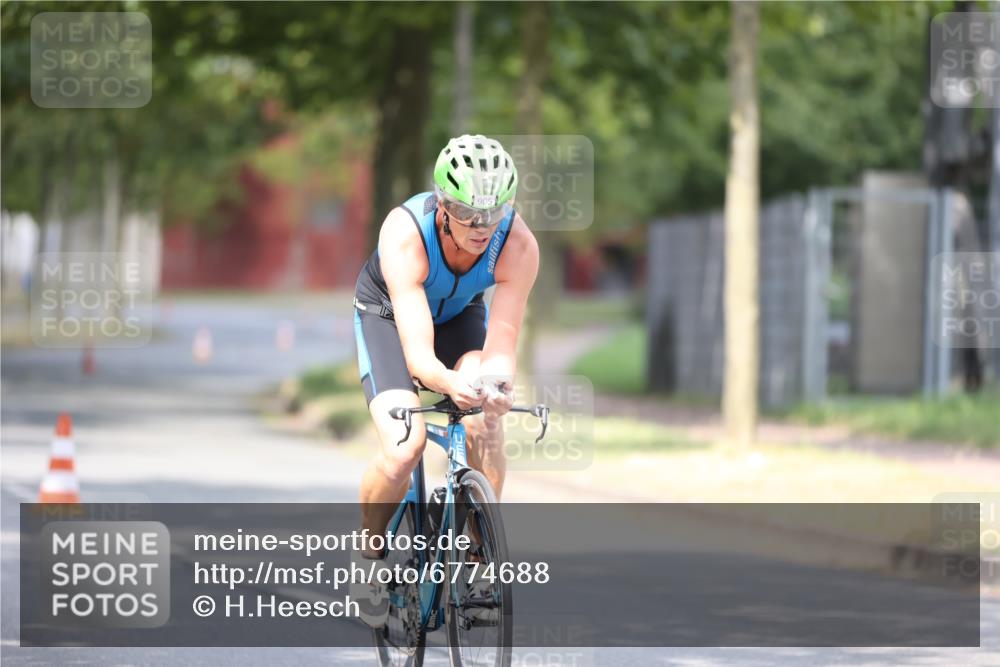 11.08.2024 - GEWOBA Citytriathlon Bremen H.Heesch http://msf.ph/oto/6774688 11.08.2024 11:41:59 Radfahren 758, 905, 965 meine-sportfotos.de