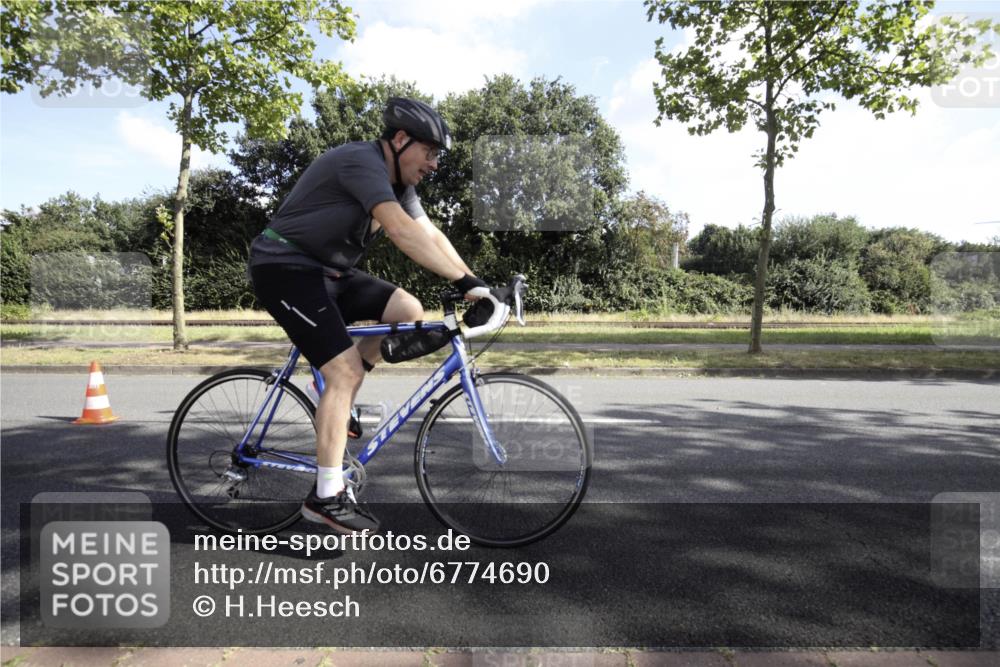 11.08.2024 - GEWOBA Citytriathlon Bremen H.Heesch http://msf.ph/oto/6774690 11.08.2024 10:23:18 Radfahren 15, 35, 38, 49, 66, 84 meine-sportfotos.de