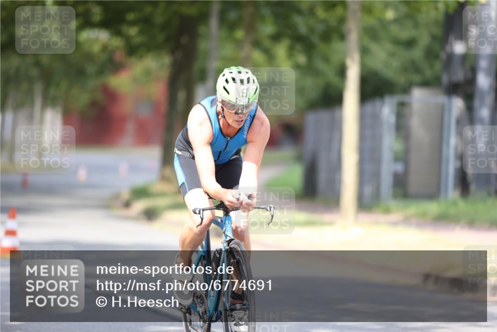 11.08.2024 - GEWOBA Citytriathlon Bremen H.Heesch http://msf.ph/oto/6774691 11.08.2024 11:42:00 Radfahren 758, 905, 965 meine-sportfotos.de
