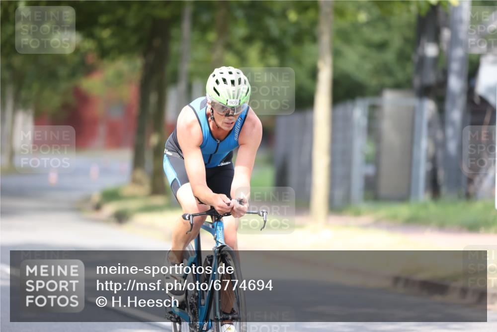 11.08.2024 - GEWOBA Citytriathlon Bremen H.Heesch http://msf.ph/oto/6774694 11.08.2024 11:42:00 Radfahren 758, 905, 965 meine-sportfotos.de
